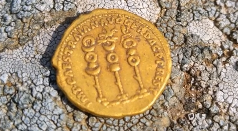 Parte trasera de la moneda. Captura de pantalla del vídeo presentado por la Autoridad de Antigüedades en Israel.